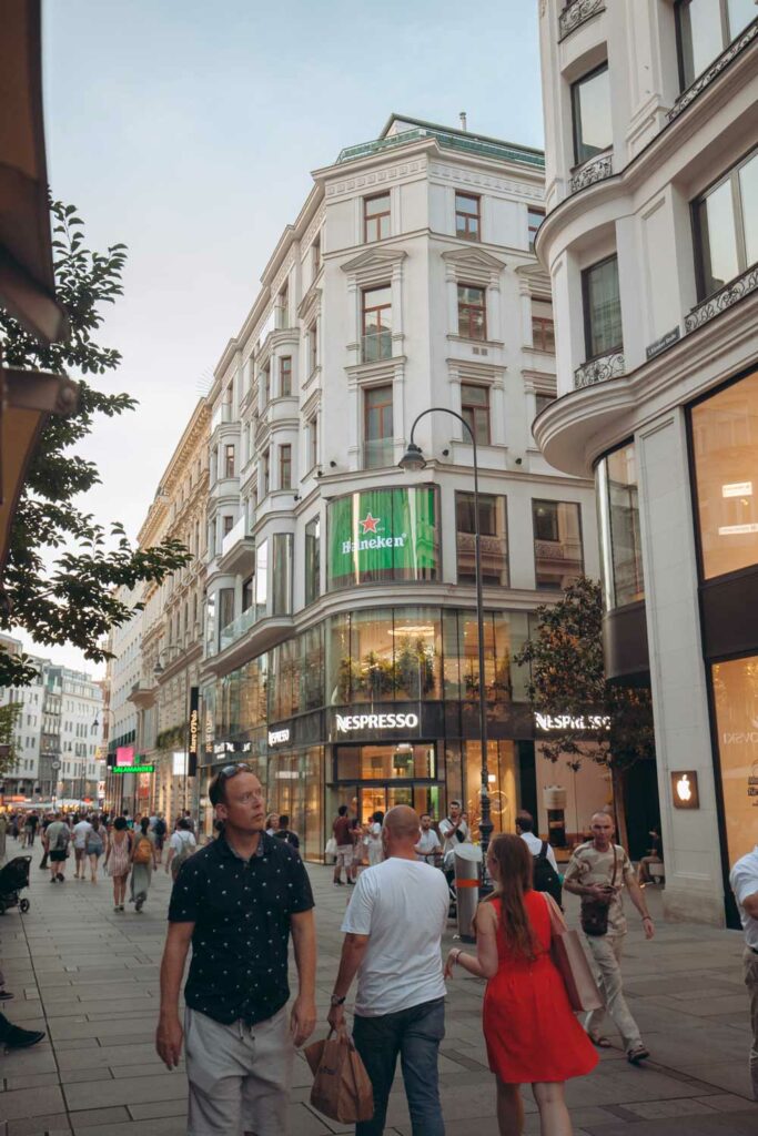 firstSpot bietet Lösungen für die Bereiche Digitale Schaufenster, Transparente LED Wall, Schaufensterwerbung, LED Mesh zu kaufen / mieten. Wien