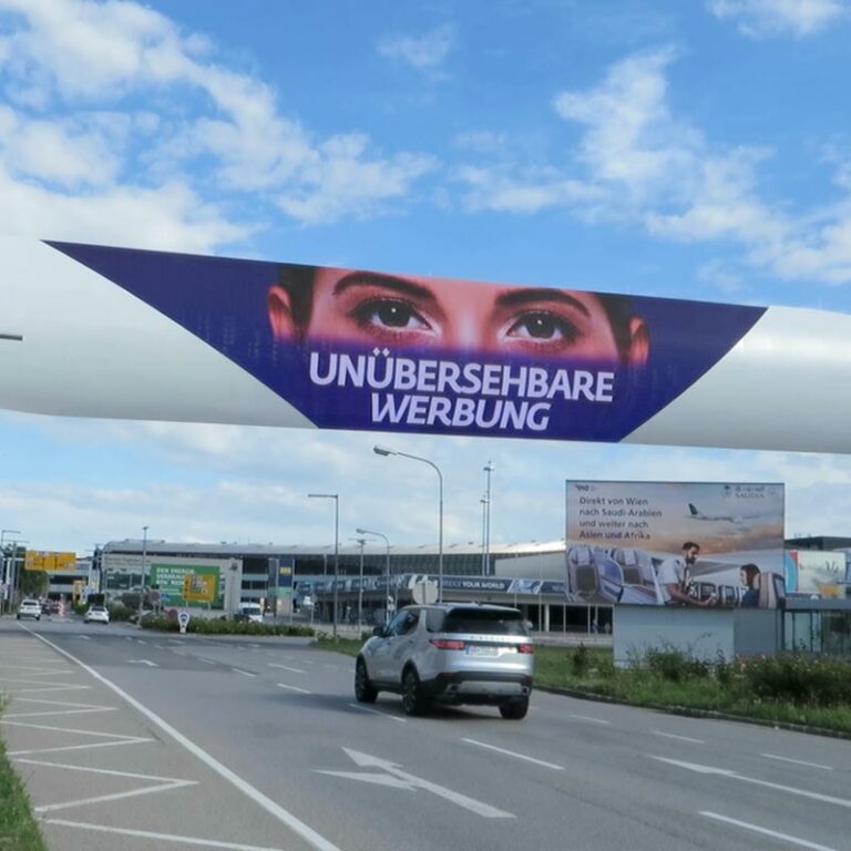 Digitale Anzeigentafel (LED Wall) am Flughafen Wien