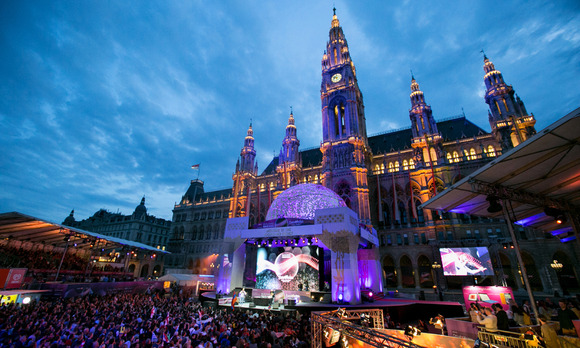 LED Videowall Outdoor ideal für Public Viewing, Konzert, Festival, Outdoor Messestand zum fairen Preis von firstSpot, Wien zu mieten oder kaufen