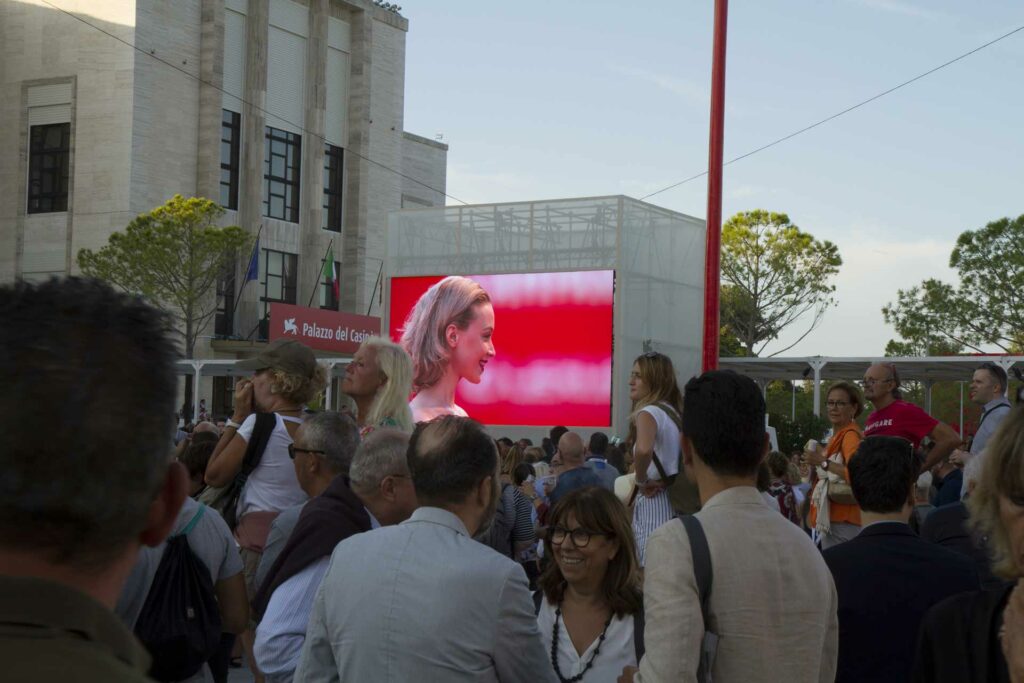 LED Wand - LEDwand - Videowand System für den Einsatz indoor und outdoor - Ideal für Public Viewing - zum guten Preis zu mieten bei firstSpot