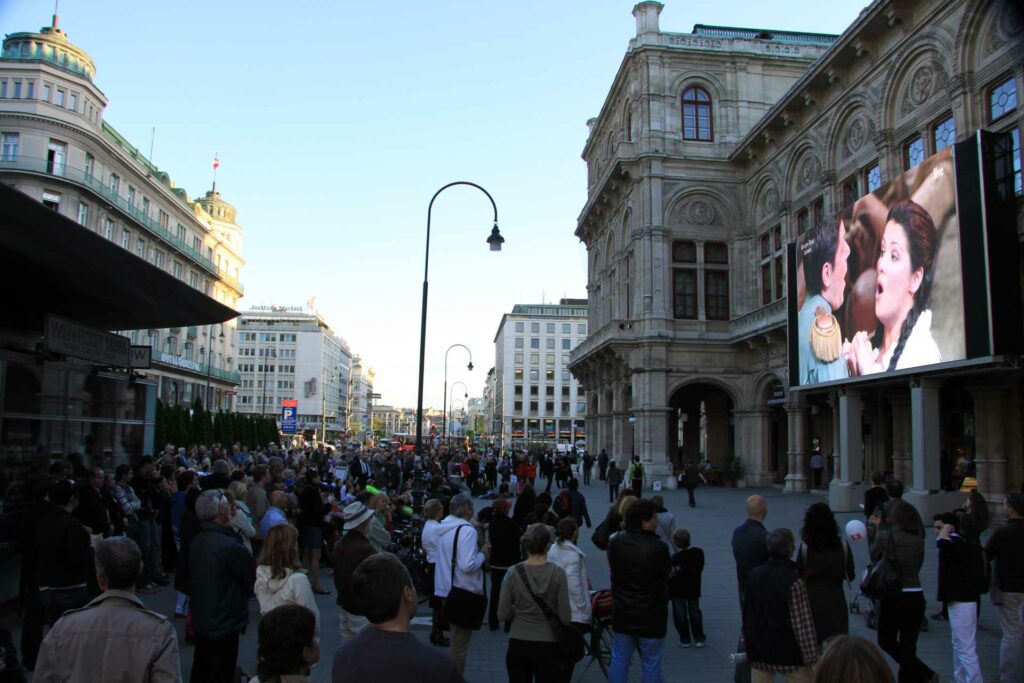 LED Videowall Outdoor ideal für Public Viewing, Konzert, Festival, Outdoor Messestand zum fairen Preis von firstSpot, Wien zu mieten oder kaufen
