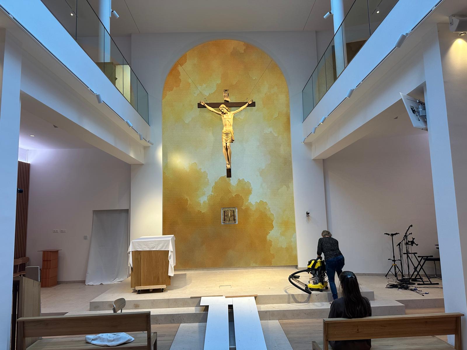 Digitaler Altar digitale Kirche LED Wall Altar Wien Praterstraße Zentrum Johannes Paul II